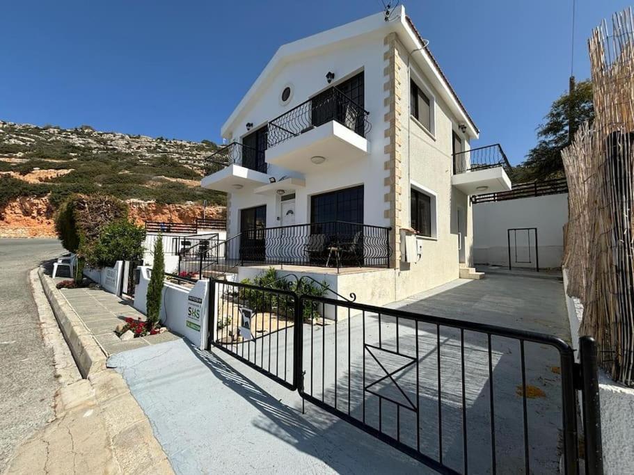 Villa Chara Spectacular Panoramic Views! Peyia